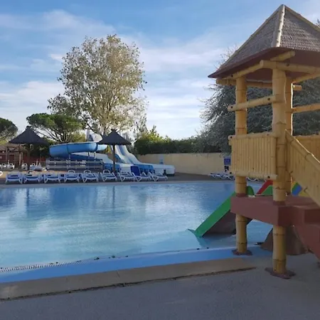 Bungalow Dans Une En Plein Air A L'elysee Vagues Oceanes 