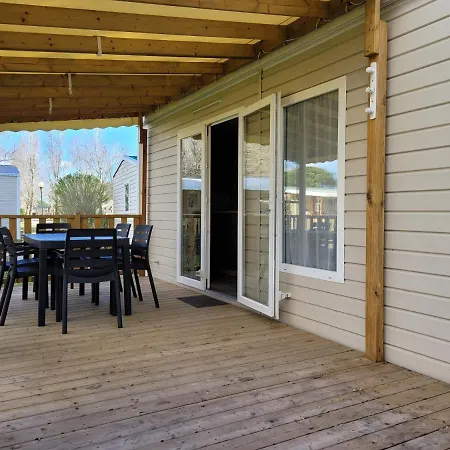 Bungalow Dans Une En Plein Air A L'elysee Vagues Oceanes 