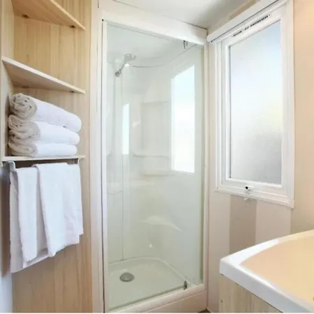 Bungalow Dans Une En Plein Air A L'elysee Vagues Oceanes 