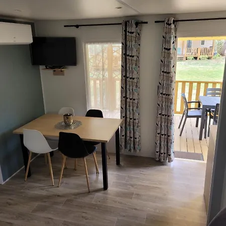 Campsite Bungalow Dans Une En Plein Air A L'elysee Vagues Oceanes 