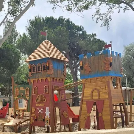 Campsite Bungalow Dans Une En Plein Air A L'elysee Vagues Oceanes 