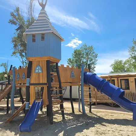 Camping Bungalow Dans Une En Plein Air A L'elysee Vagues Oceanes 